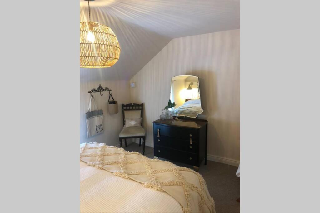 The Pink Cottage Upstairs Suite & Garden Summer Room Whitehead Екстер'єр фото