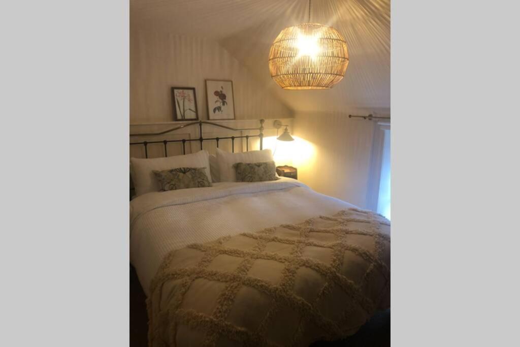 The Pink Cottage Upstairs Suite & Garden Summer Room Whitehead Екстер'єр фото