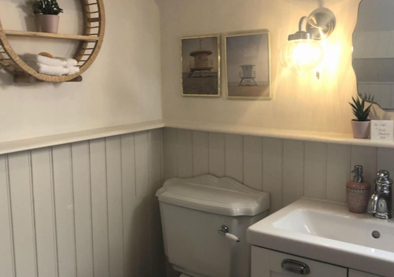 The Pink Cottage Upstairs Suite & Garden Summer Room Whitehead Екстер'єр фото