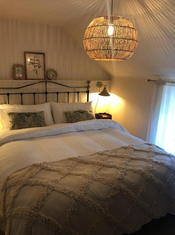 The Pink Cottage Upstairs Suite & Garden Summer Room Whitehead Екстер'єр фото