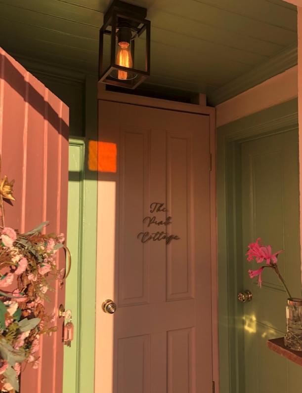 The Pink Cottage Upstairs Suite & Garden Summer Room Whitehead Екстер'єр фото