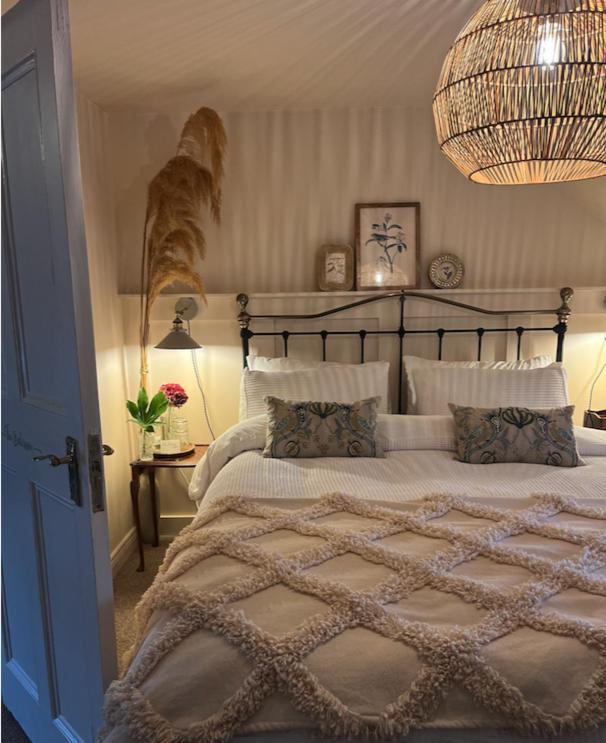 The Pink Cottage Upstairs Suite & Garden Summer Room Whitehead Екстер'єр фото