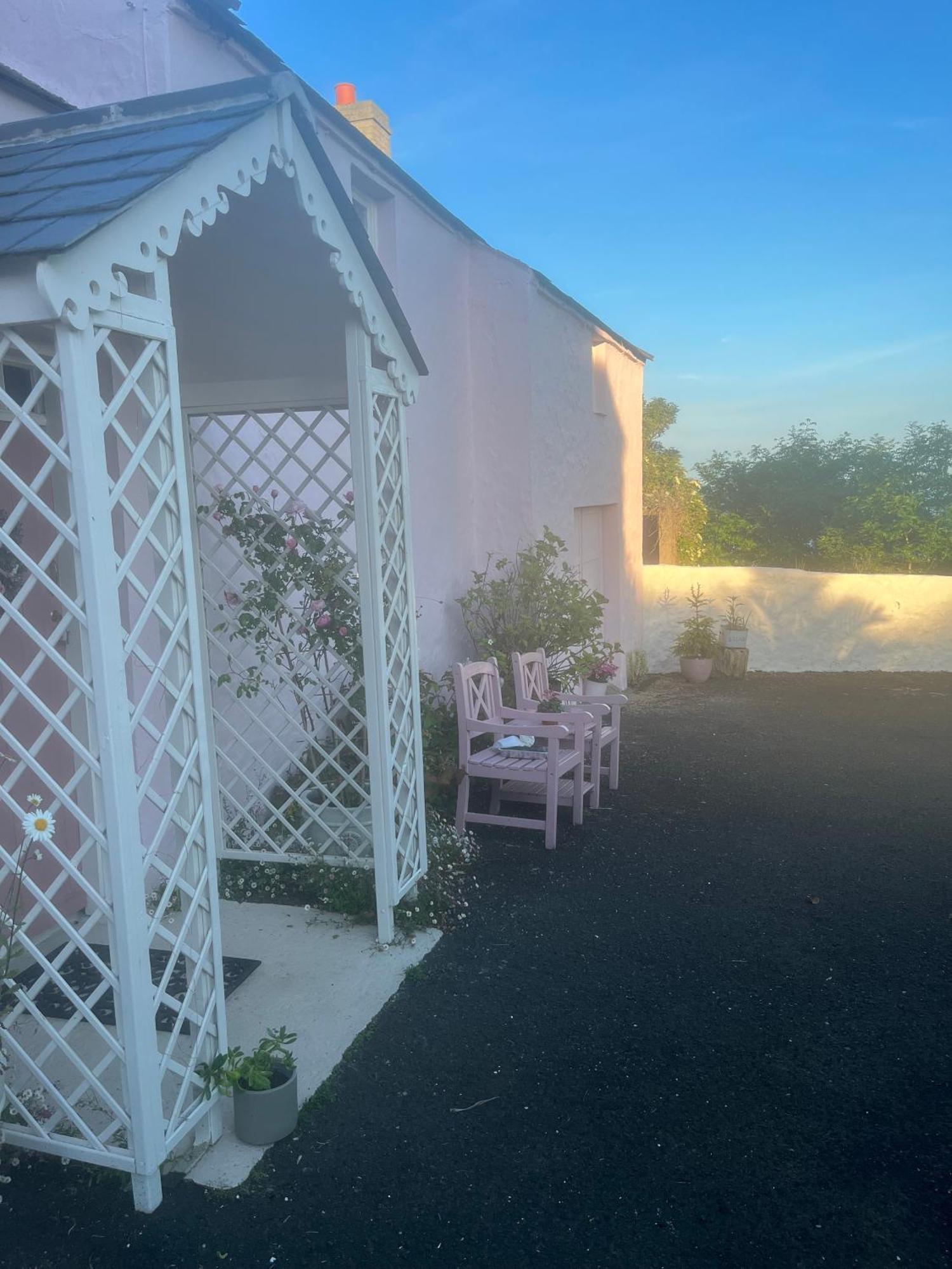 The Pink Cottage Upstairs Suite & Garden Summer Room Whitehead Екстер'єр фото