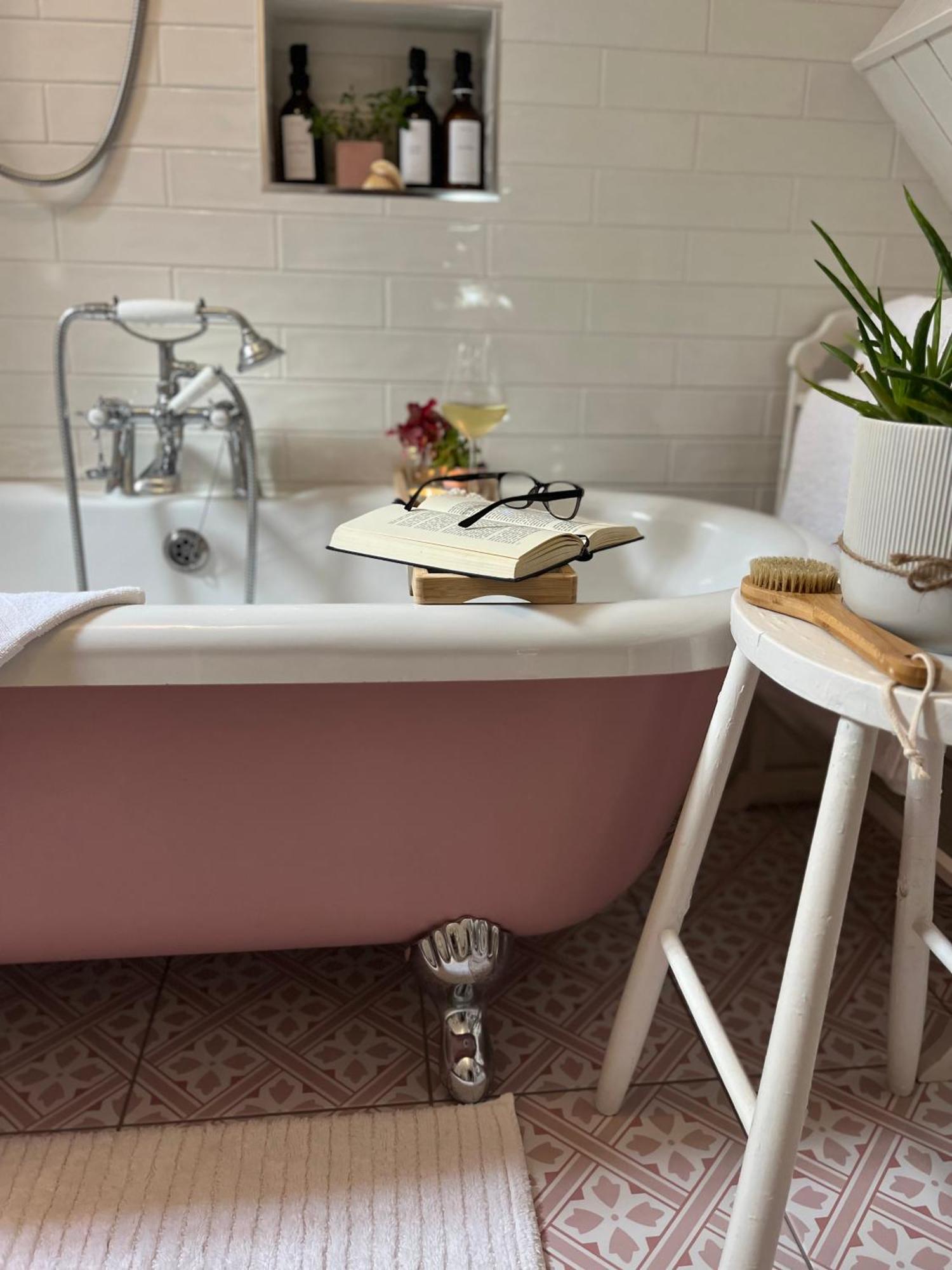 The Pink Cottage Upstairs Suite & Garden Summer Room Whitehead Екстер'єр фото
