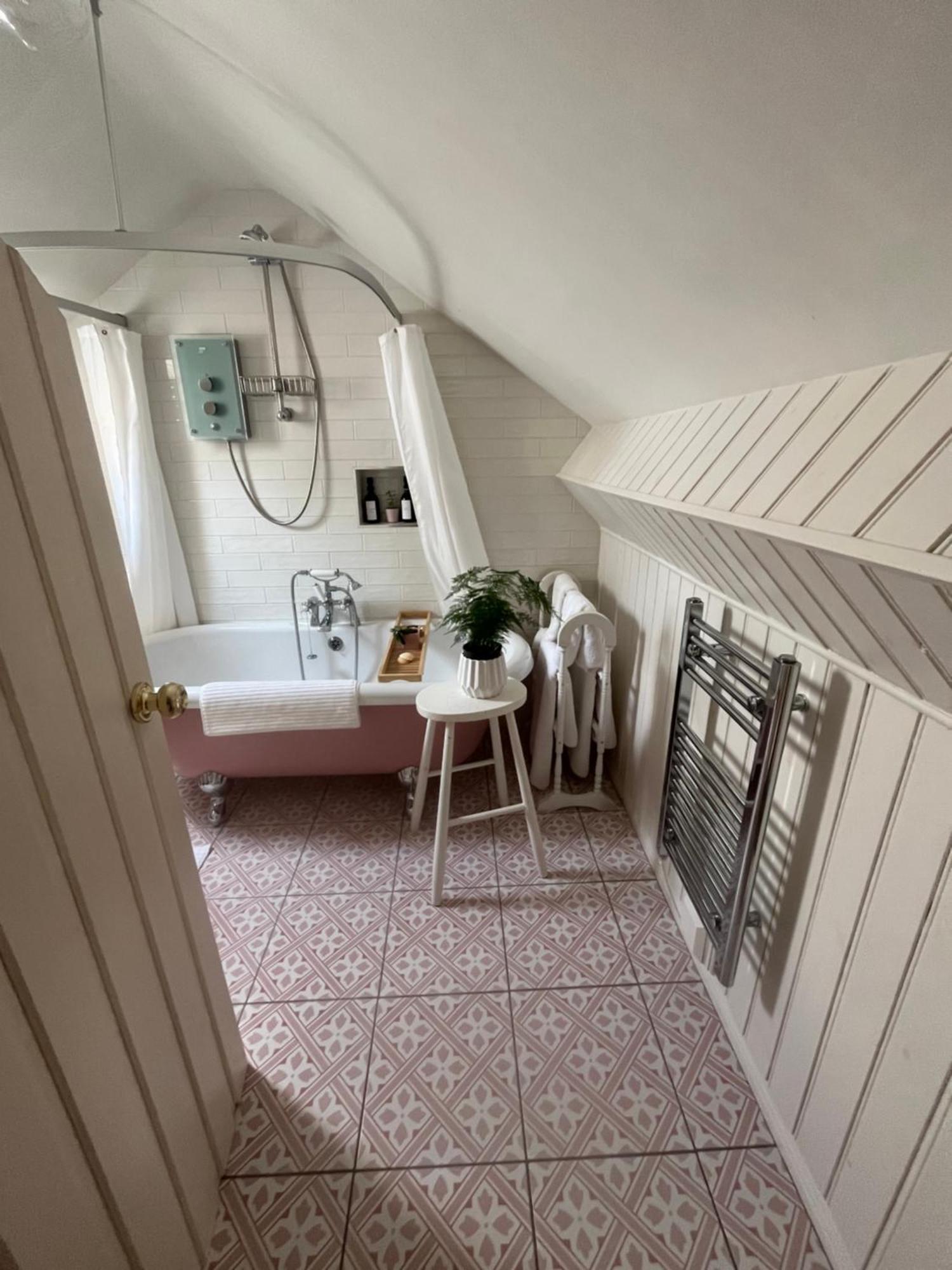 The Pink Cottage Upstairs Suite & Garden Summer Room Whitehead Екстер'єр фото